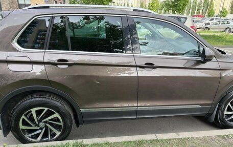 Volkswagen Tiguan II, 2018 год, 2 000 000 рублей, 2 фотография