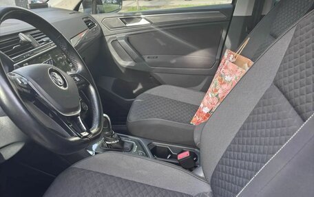 Volkswagen Tiguan II, 2018 год, 2 000 000 рублей, 3 фотография