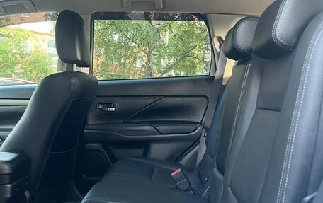 Mitsubishi Outlander III рестайлинг 3, 2014 год, 1 400 000 рублей, 4 фотография