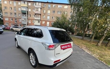 Mitsubishi Outlander III рестайлинг 3, 2014 год, 1 400 000 рублей, 5 фотография