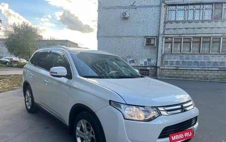 Mitsubishi Outlander III рестайлинг 3, 2014 год, 1 400 000 рублей, 7 фотография