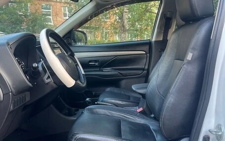 Mitsubishi Outlander III рестайлинг 3, 2014 год, 1 400 000 рублей, 11 фотография
