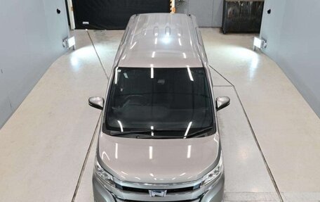 Toyota Noah III, 2017 год, 1 625 000 рублей, 7 фотография