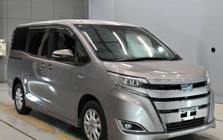 Toyota Noah III, 2017 год, 1 625 000 рублей, 5 фотография