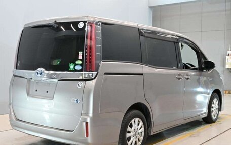 Toyota Noah III, 2017 год, 1 625 000 рублей, 2 фотография