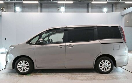 Toyota Noah III, 2017 год, 1 625 000 рублей, 4 фотография