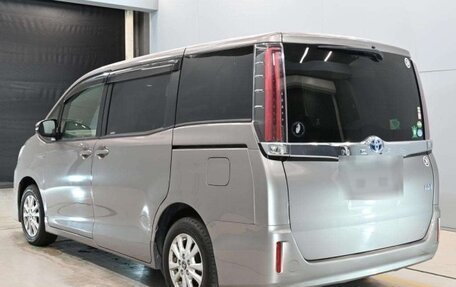 Toyota Noah III, 2017 год, 1 625 000 рублей, 6 фотография