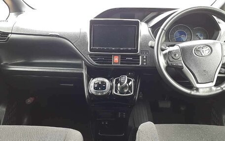 Toyota Noah III, 2017 год, 1 625 000 рублей, 11 фотография