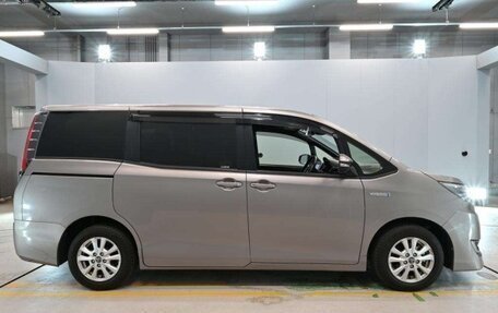 Toyota Noah III, 2017 год, 1 625 000 рублей, 3 фотография