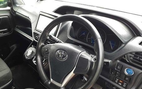 Toyota Noah III, 2017 год, 1 625 000 рублей, 9 фотография