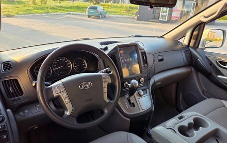 Hyundai Grand Starex Grand Starex I рестайлинг 2, 2019 год, 3 470 000 рублей, 17 фотография