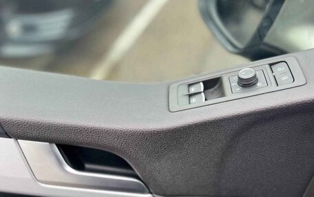 Volkswagen Multivan T6 рестайлинг, 2019 год, 3 997 000 рублей, 7 фотография