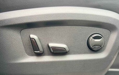 Volkswagen Multivan T6 рестайлинг, 2019 год, 3 997 000 рублей, 15 фотография