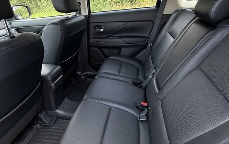 Mitsubishi Outlander III рестайлинг 3, 2015 год, 900 000 рублей, 5 фотография