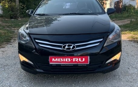 Hyundai Solaris II рестайлинг, 2015 год, 1 050 000 рублей, 1 фотография