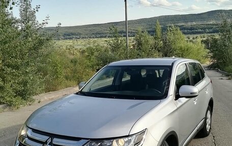Mitsubishi Outlander III рестайлинг 3, 2017 год, 2 100 000 рублей, 2 фотография