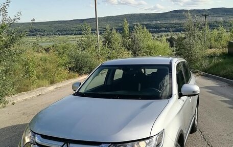 Mitsubishi Outlander III рестайлинг 3, 2017 год, 2 100 000 рублей, 3 фотография