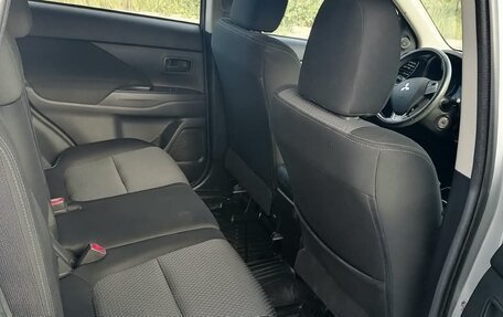 Mitsubishi Outlander III рестайлинг 3, 2017 год, 2 100 000 рублей, 10 фотография