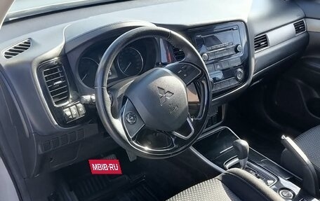 Mitsubishi Outlander III рестайлинг 3, 2017 год, 2 100 000 рублей, 8 фотография