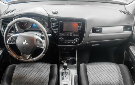 Mitsubishi Outlander III рестайлинг 3, 2013 год, 1 389 900 рублей, 10 фотография