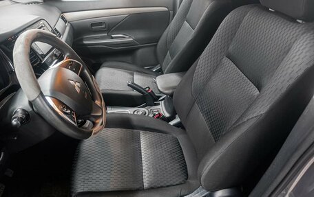 Mitsubishi Outlander III рестайлинг 3, 2013 год, 1 389 900 рублей, 19 фотография