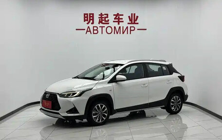 Toyota Yaris, 2022 год, 1 350 000 рублей, 2 фотография