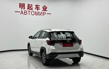 Toyota Yaris, 2022 год, 1 350 000 рублей, 10 фотография