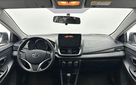 Toyota Yaris, 2022 год, 1 350 000 рублей, 5 фотография