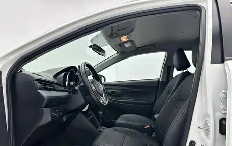 Toyota Yaris, 2022 год, 1 350 000 рублей, 3 фотография
