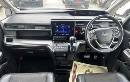Honda Stepwgn IV, 2018 год, 1 850 000 рублей, 7 фотография
