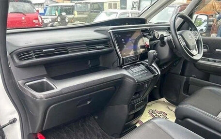 Honda Stepwgn IV, 2018 год, 1 850 000 рублей, 6 фотография