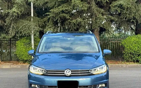Volkswagen Touran III, 2018 год, 1 429 222 рублей, 2 фотография