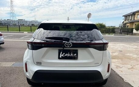 Toyota Yaris Cross, 2022 год, 1 290 000 рублей, 6 фотография