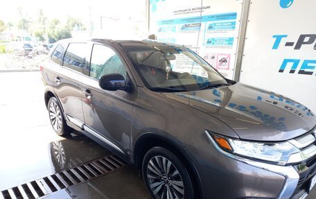 Mitsubishi Outlander III рестайлинг 3, 2020 год, 2 200 000 рублей, 4 фотография