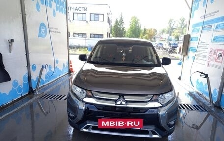 Mitsubishi Outlander III рестайлинг 3, 2020 год, 2 200 000 рублей, 2 фотография