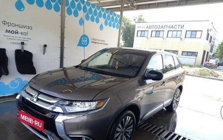 Mitsubishi Outlander III рестайлинг 3, 2020 год, 2 200 000 рублей, 3 фотография