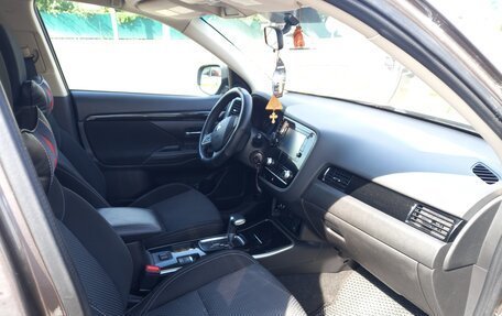 Mitsubishi Outlander III рестайлинг 3, 2020 год, 2 200 000 рублей, 8 фотография