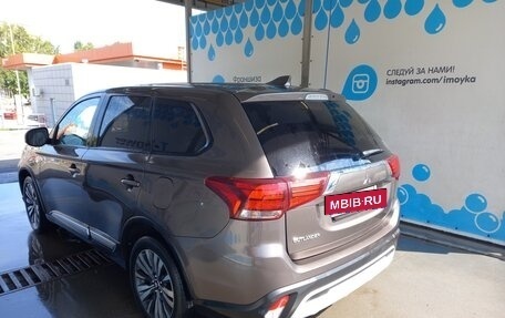 Mitsubishi Outlander III рестайлинг 3, 2020 год, 2 200 000 рублей, 7 фотография