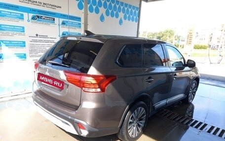 Mitsubishi Outlander III рестайлинг 3, 2020 год, 2 200 000 рублей, 6 фотография