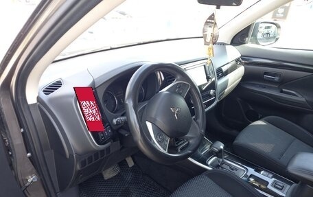 Mitsubishi Outlander III рестайлинг 3, 2020 год, 2 200 000 рублей, 10 фотография
