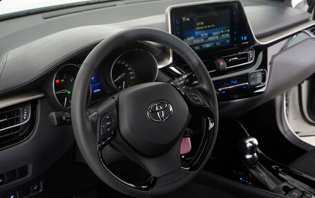 Toyota C-HR I рестайлинг, 2018 год, 1 895 000 рублей, 33 фотография