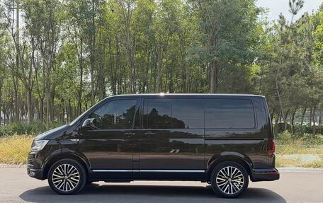 Volkswagen Multivan T6 рестайлинг, 2019 год, 7 350 000 рублей, 4 фотография