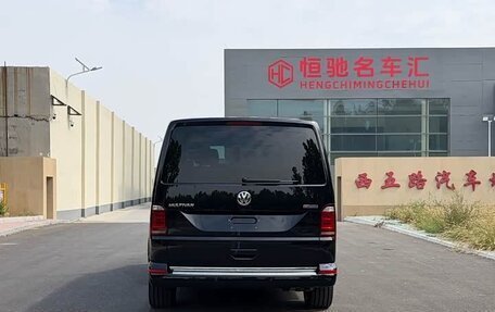 Volkswagen Multivan T6 рестайлинг, 2019 год, 7 350 000 рублей, 6 фотография