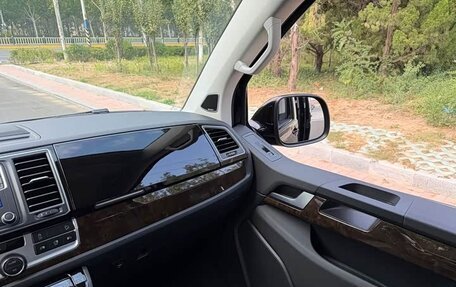 Volkswagen Multivan T6 рестайлинг, 2019 год, 7 350 000 рублей, 10 фотография