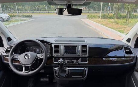 Volkswagen Multivan T6 рестайлинг, 2019 год, 7 350 000 рублей, 7 фотография