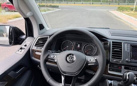 Volkswagen Multivan T6 рестайлинг, 2019 год, 7 350 000 рублей, 8 фотография