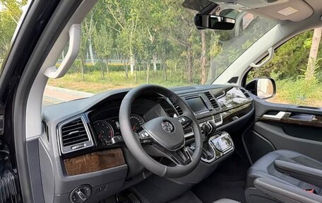 Volkswagen Multivan T6 рестайлинг, 2019 год, 7 350 000 рублей, 11 фотография