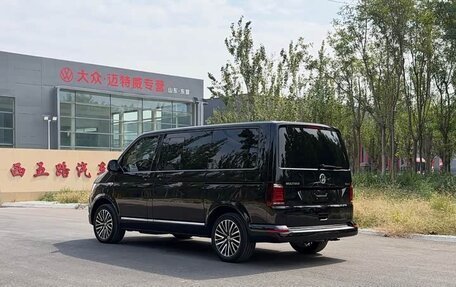 Volkswagen Multivan T6 рестайлинг, 2019 год, 7 350 000 рублей, 5 фотография