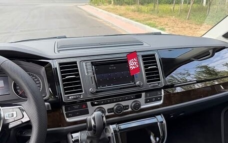 Volkswagen Multivan T6 рестайлинг, 2019 год, 7 350 000 рублей, 9 фотография