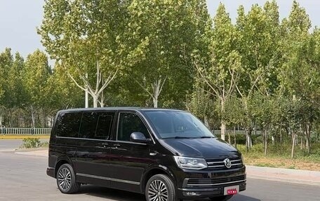 Volkswagen Multivan T6 рестайлинг, 2019 год, 7 350 000 рублей, 3 фотография